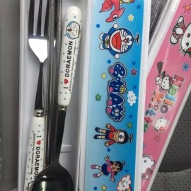Set makan hello kitty dan doraemon